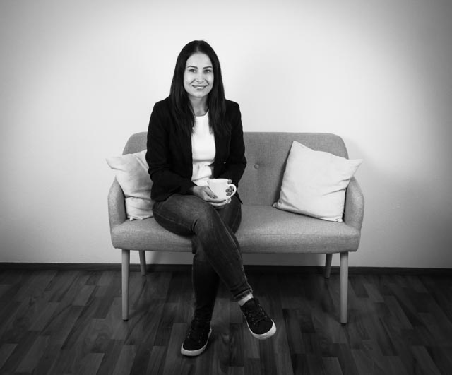 Lächelnde Frau auf Sofa