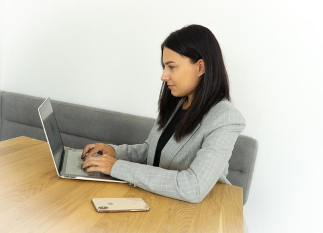 Notizbuch, Stift und Laptop auf Schreibtisch